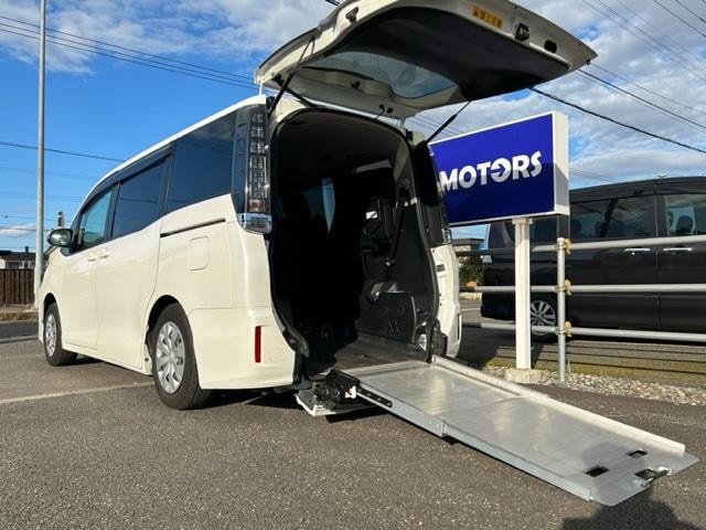 Toyota VOXY 2014 — фото автомобиля 1