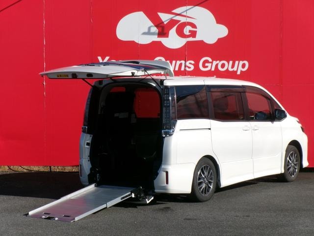 Toyota VOXY 2014 — фото автомобиля 1
