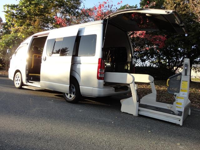 Toyota HIACE COMMUTER 2012 — фото автомобиля