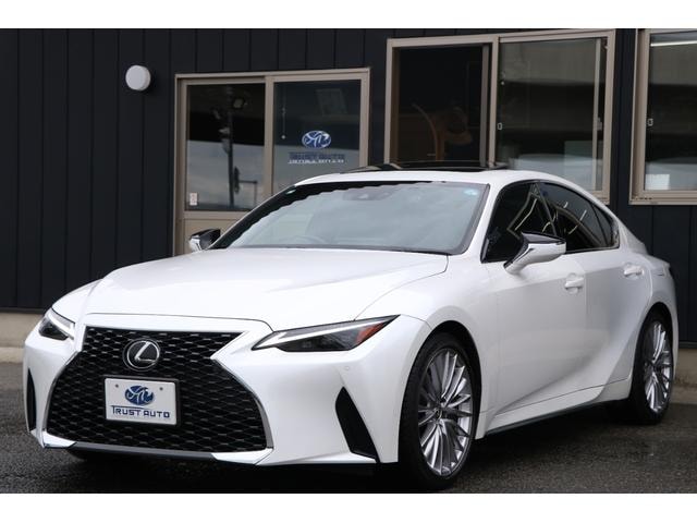 Lexus IS 2023 — фото автомобиля