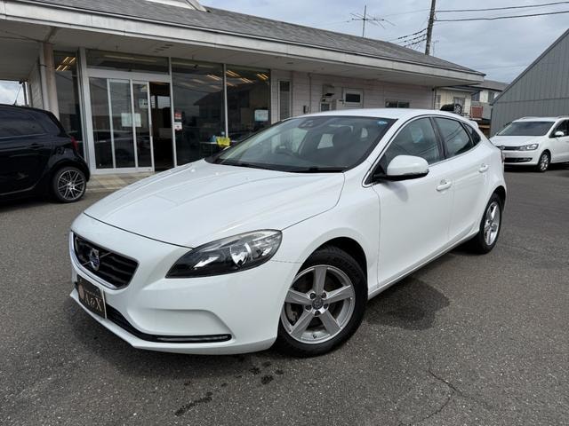 Volvo V40 2016 — фото автомобиля 1