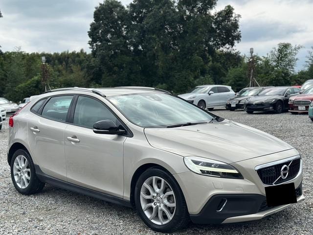Volvo V40 2017 — фото автомобиля 1