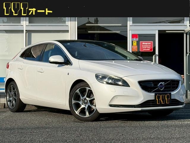 Volvo V40 2015 — фото автомобиля 1
