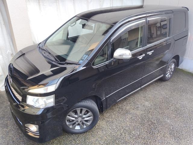 Toyota VOXY 2012 — фото автомобиля 1