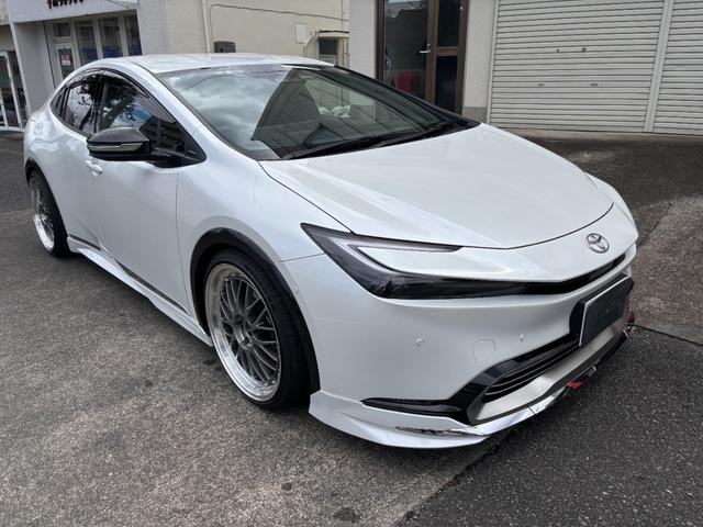 Toyota PRIUS 2023 — фото автомобиля