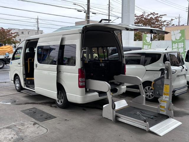 Toyota HIACE COMMUTER 2012 — фото автомобиля