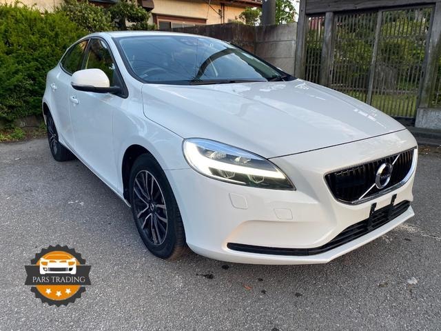 Volvo V40 2018 — фото автомобиля