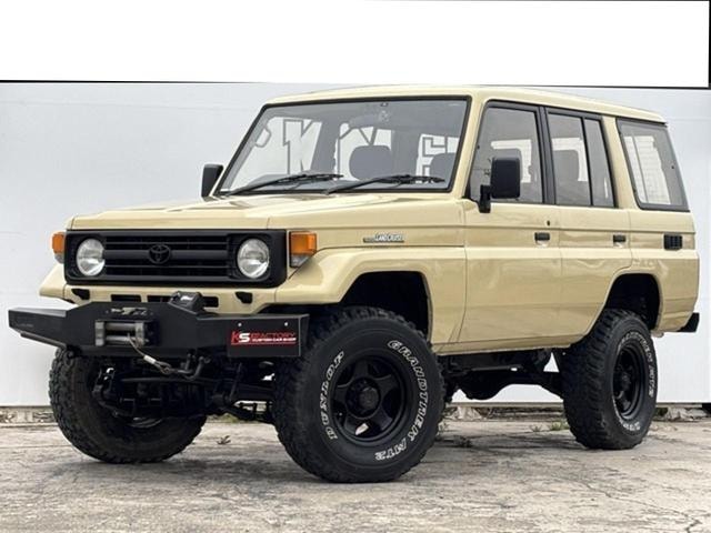 Toyota LAND CRUISER 70 1995 — фото автомобиля