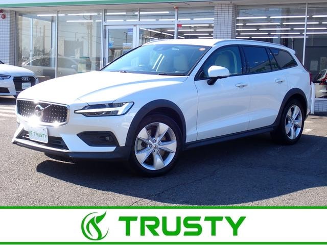 Volvo V60 2022 — фото автомобиля