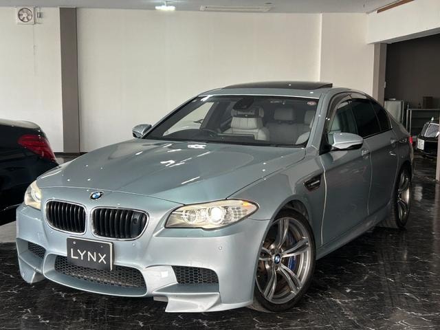 Bmw M5 2012 — фото автомобиля 1