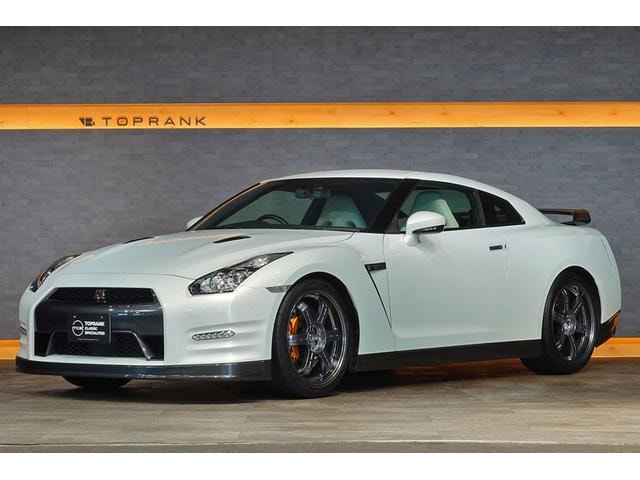 Nissan GT-R 2011 — фото автомобиля