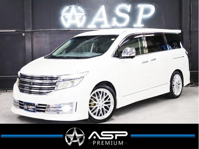Nissan ELGRAND 2011 — фото автомобиля 1