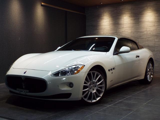 Maserati GRANCABRIO 2010 — фото автомобиля