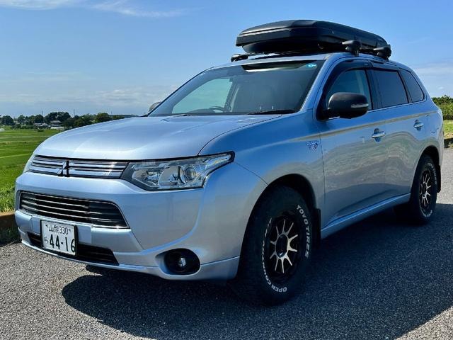 Mitsubishi OUTLANDER PHEV 2013 — фото автомобиля