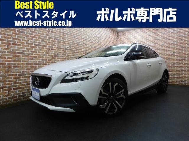 Volvo V40 2018 — фото автомобиля 1