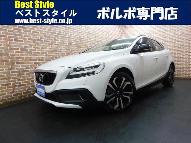 Volvo V40 2019 — фото автомобиля 1