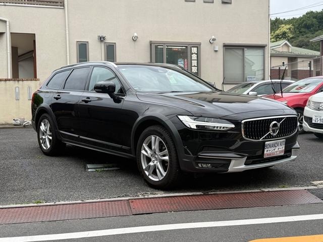 Volvo V90 2019 — фото автомобиля 1