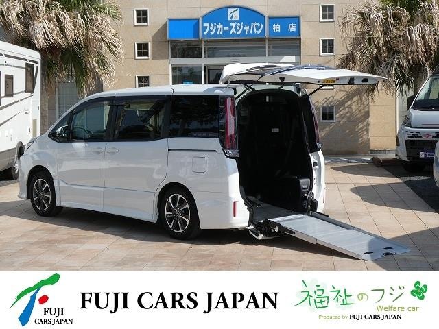 Toyota NOAH 2018 — фото автомобиля 1