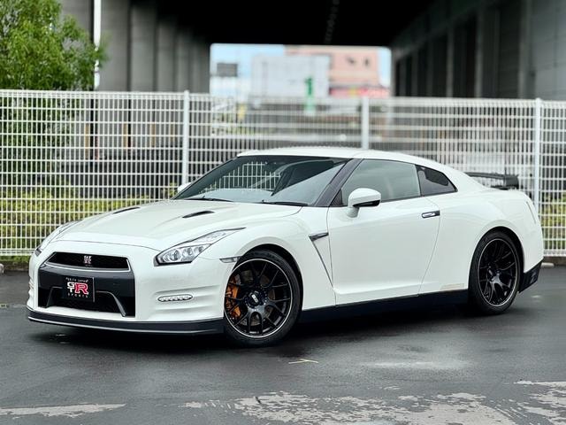 Nissan GT-R 2015 — фото автомобиля