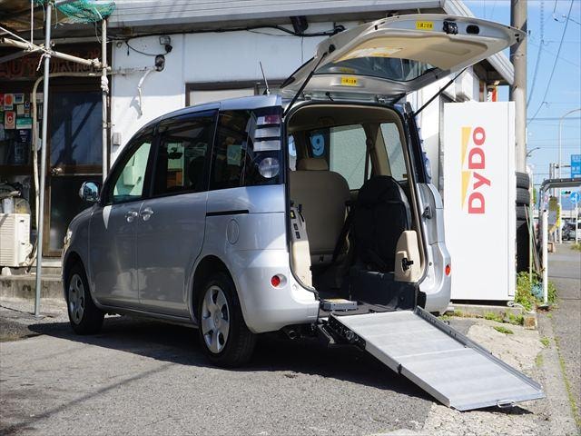 Toyota SIENTA 2010 — фото автомобиля