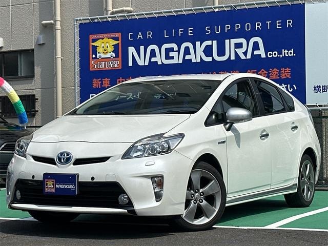 Toyota PRIUS 2015 — фото автомобиля