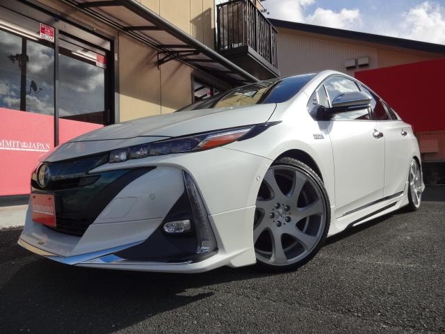 Toyota PRIUS PHV 2017 — фото автомобиля 1