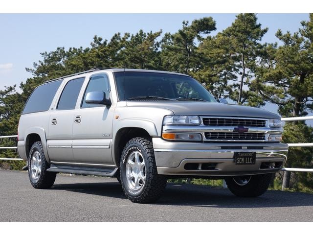 Chevrolet SUBURBAN 2004 — фото автомобиля 1