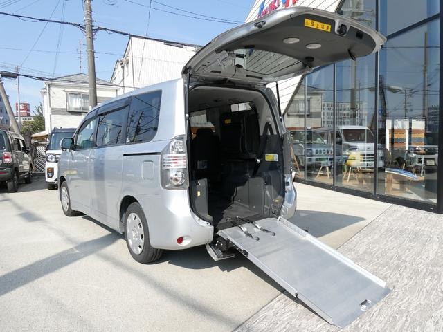 Toyota VOXY 2008 — фото автомобиля 1