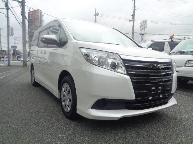 Toyota NOAH 2017 — фото автомобиля 1