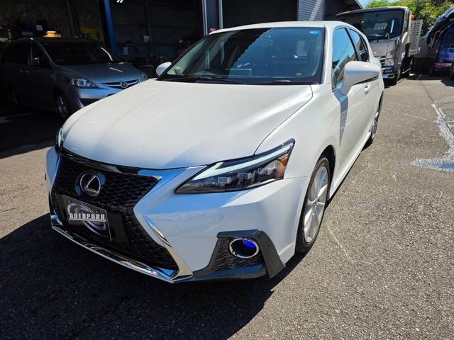 Lexus CT 2011 — фото автомобиля 1