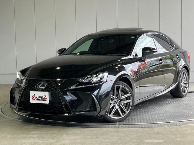 Lexus IS 2017 — фото автомобиля 1