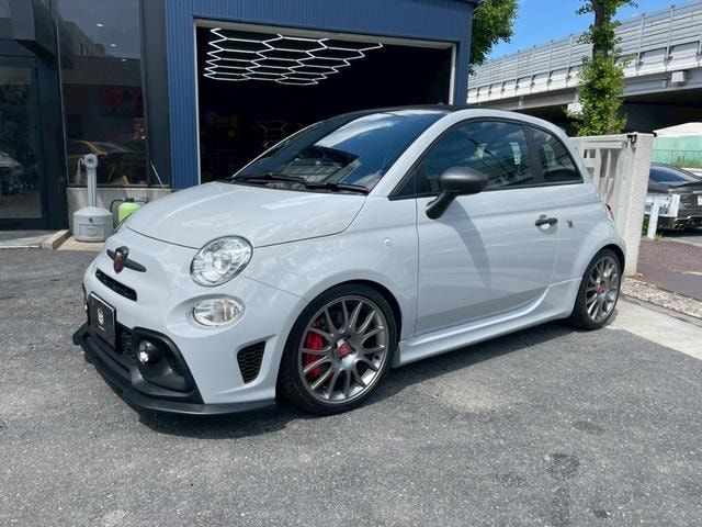 Abarth 695C 2023 — фото автомобиля 1