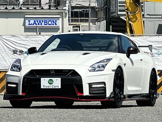 Nissan GT-R 2017 — фото автомобиля