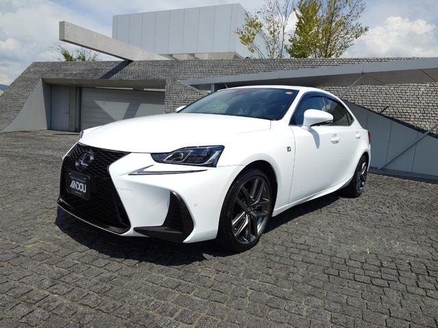Lexus IS 2017 — фото автомобиля 1