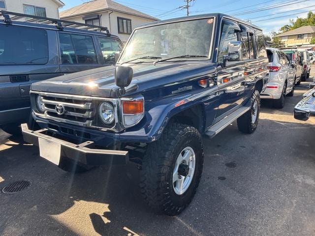 Toyota LAND CRUISER 70 2003 — фото автомобиля
