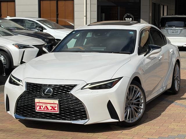 Lexus IS 2023 — фото автомобиля 1