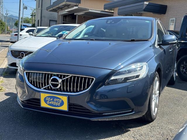 Volvo V40 2017 — фото автомобиля
