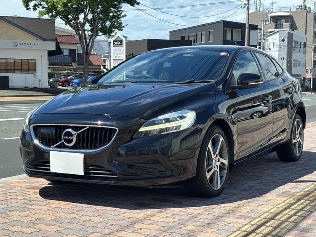 Volvo V40 2018 — фото автомобиля 1