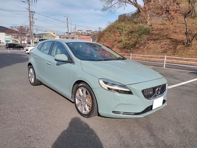 Volvo V40 2017 — фото автомобиля 1