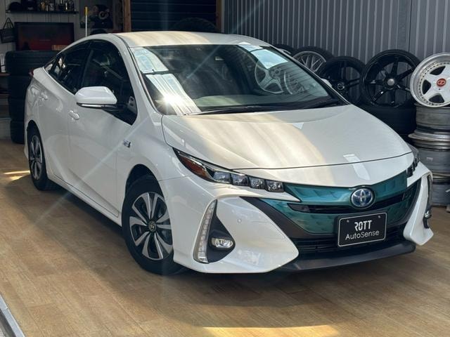 Toyota PRIUS PHV 2017 — фото автомобиля 1