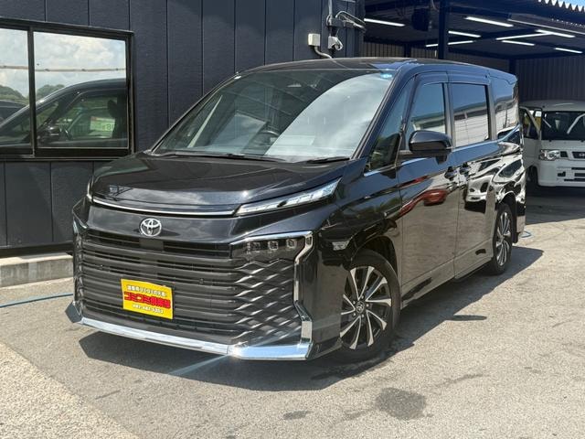 Toyota VOXY 2022 — фото автомобиля 1