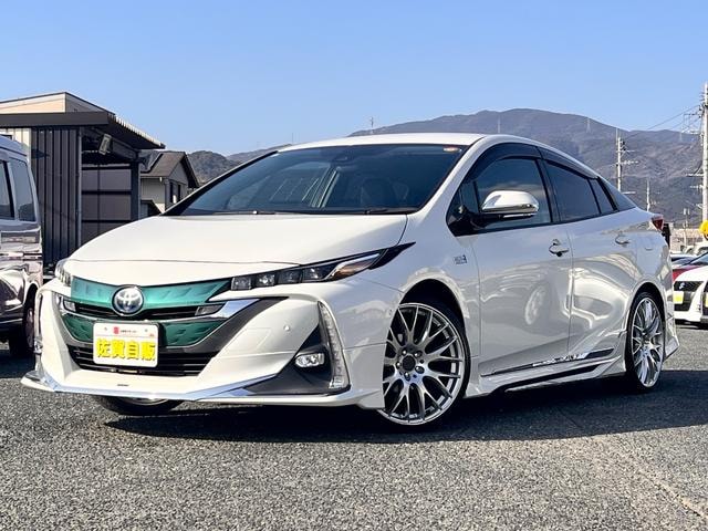 Toyota PRIUS PHV 2017 — фото автомобиля 1