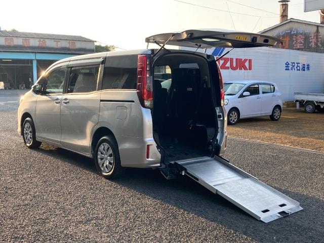 Toyota NOAH 2016 — фото автомобиля 1