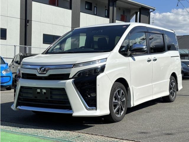 Toyota VOXY 2018 — фото автомобиля 1