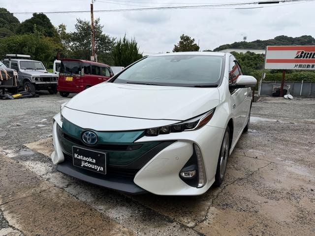 Toyota PRIUS PHV 2017 — фото автомобиля 1