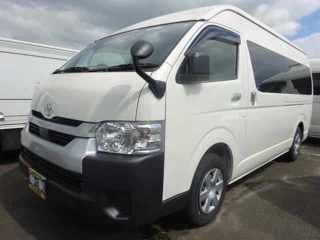 Toyota HIACE COMMUTER 2025 — фото автомобиля
