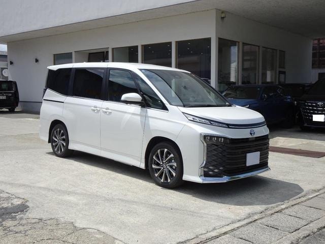 Toyota VOXY 2025 — фото автомобиля 1
