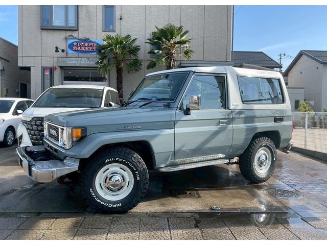 Toyota LAND CRUISER 70 1988 — фото автомобиля