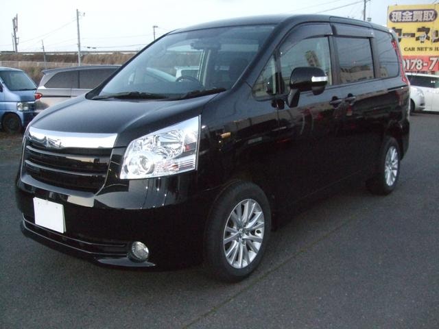 Toyota NOAH 2010 — фото автомобиля