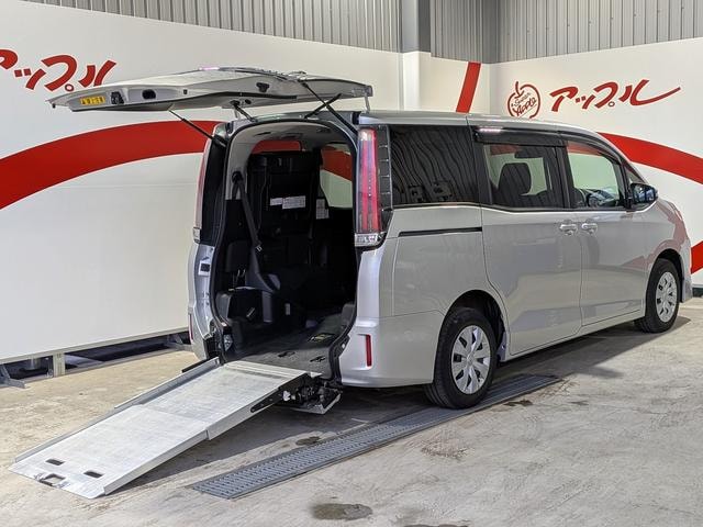 Toyota NOAH 2019 — фото автомобиля 1